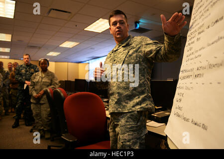 US Army Lieutenant Colonel Derek Christensen führt eine operative Planungsteam des gemeinsamen ermöglicht Capabilties Befehls durch den gemeinsamen operativen Prozess während des Trainings ein JECC. JECC durchgeführt MRX, Praxis für reale Ereignisse, die ihnen hilft zu es erfüllen Mission der Bereitstellung Auftrag zugeschnitten, gemeinsame Fähigkeit Pakete für Kämpfer Kommandanten um schnelle Betriebe der gemeinsamen Streitkräfte Hauptquartier sowie Global Response Force Ausführung erleichtern und gemeinsame Betriebsanforderungen zu überbrücken. (US Air Force Foto von Master Sgt. Adrian Cadiz/freigegeben) Stockfoto