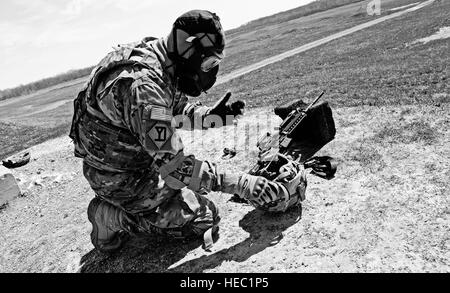 US Army Lt. Col. Jayson Allen dons seine Gasmaske, da er ein M4 Carbine Sortiment am Lager Atterbury, ind., 6. April 2011 teilnimmt. Allen ist der Kommandant der Laghman Provincial Reconstruction Team. (US Air Force Foto von Staff Sgt. Ryan Kran/freigegeben) Stockfoto