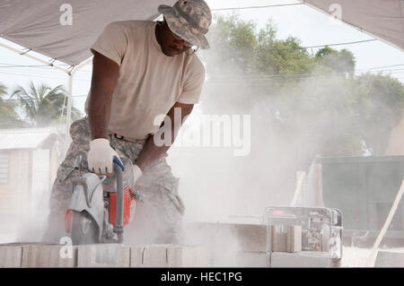 US-Armee Pfc. Henry Smith, ein Ingenieur mit 1023rd vertikale Ingenieur-Unternehmen, 528th Engineer Battalion, Louisiana Army National Guard Sägen Blöcke 16. April 2014, an Sadie Vernon Technical High School in Belize City, Belize, wo USA und Belize Mitglieder service bauen eine Ergänzung im Jahr 2014 neue Horizonte. New Horizons ist ein US Southern Command geförderte jährliche Serie von gemeinsame humanitäre Hilfe-Übungen, die Bereitstellung von US militärische Ingenieure, Tierärzte, Ärzte und andere Berufe zu Mittel- und südamerikanischen Nationen für Training, Bauprojekte und huma Stockfoto