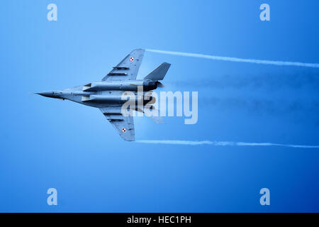 Eine polnische Luftwaffe MiG-29 "Fulcrum", von der 23. Tactical Air Base bei Mińsk Mazowiecki in Ostpolen, fliegt in den Himmel über RAF Fairford, Vereinigtes Königreich, während die Royal International Air Tattoo, 17. Juli 2015. Erstveranstaltung North Weald Airfield, Vereinigtes Königreich, im Jahr 1971 ist RIAT seitdem die größte militärische Airshow der Welt geworden. (US Air Force Foto von Staff Sgt. Jarad A. Denton/freigegeben) Stockfoto