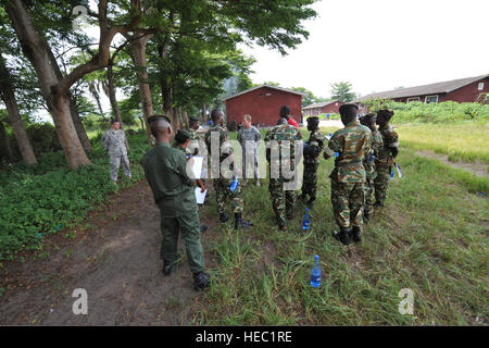 US-Armee Sgt 1. Klasse Lucas Velmer, Center, spricht mit Burundi National Defense Force (BNDF) Soldaten während der Schlüssel Führer Engagement Szenario Teil natürlich eine 10-tägige zivil-militärische Zusammenarbeit (ZMZ) in Bujumbura, Burundi, 20. März 2014. US und britische Soldaten gelehrt das CIMIC, 35 BNDF Soldaten. Die BNDF Soldaten bereiteten sich für einen Einsatz in Somalia zur Unterstützung der Mission der Afrikanischen Union in Somalia regionale Friedensmission. (Foto: U.S. Air Force Staff Sgt. Christopher Gross/freigegeben) Stockfoto