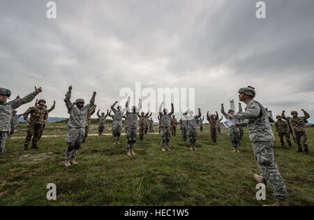 US Army Staff Sgt Luis Lebron, ein Fallschirmjäger der 1. 503 Infanterie-Regiment, 173rd Airborne Brigade Combat Team, führt US-Armee und italienischen Augenzeugenbericht Soldaten während einer Simulation vor Sprung Sicherheit während des Static-Line Trainings auf der Ramstein Air Base in Deutschland 3. September 2014, während der Übung Steadfast Javelin II. Standhaft Javelin II ist eine NATO-geführten Übung, USA, NATO und internationalen Partner Kräfte für einheitliches Land Operationen vorbereitet. (Foto: U.S. Air Force Airman 1st Class Jordan Castelan/freigegeben) Stockfoto