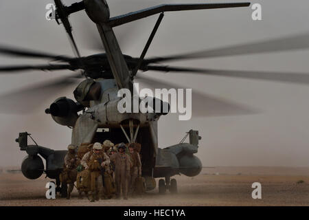 US Marine Corps Mitglieder zugewiesen Lima Unternehmen, 3. Bataillon, 2. Marines, 26. Marine Expeditionary Unit, entlasten von einem Marine CH-53-Super-Hengst-Hubschrauber im Lager Al-Galail, Qatar, zur Teilnahme an Übung Eagle lösen 2013, April 21. Adler-Resolve ist eine jährliche, multi-nationalen Marine, Land und Luft Übung zur Verstärkung der regionalen kooperativen Verteidigung Bemühungen der Gulf Cooperation Council und des US Central Command. Lima-Unternehmen arbeiten mit Katar Streitkräfte zu teilen Kampffähigkeiten und weitere Stärkung der Beziehungen mit dem Gastgeberland Übungen. (US Stockfoto