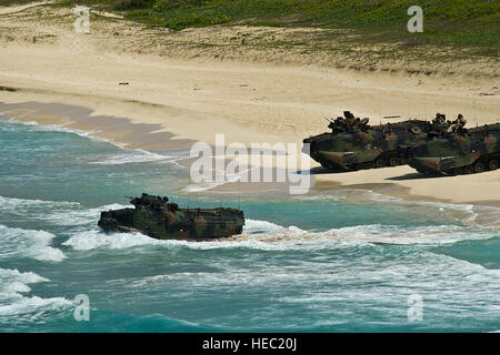 Marine Amphibious Assault Vehicle Zuges, Combat Assault Unternehmen, 3rd Marine Regiment, Marine Corps Base Hawaii - Kane'ohe Bay, spritzte aus dem Sand der Pyramide Felsstrand 12. Juli 2012, während der Rand des Pazifik Übung 2012 auf der USS Essex (LHD-2) vor der Küste treffen. Zweiundzwanzig Nationen, mehr als 40 Schiffe und u-Boote, mehr als 200 Flugzeugen und 25.000 Mitarbeiter beteiligen sich an RIMPAC Übung vom 29. Juni bis 3. August in und rund um die Inseln von Hawaii. Der weltweit größte internationale maritime Übung RIMPAC bietet eine einzigartige Gelegenheit, die Teilnehmer Fost hilft Stockfoto