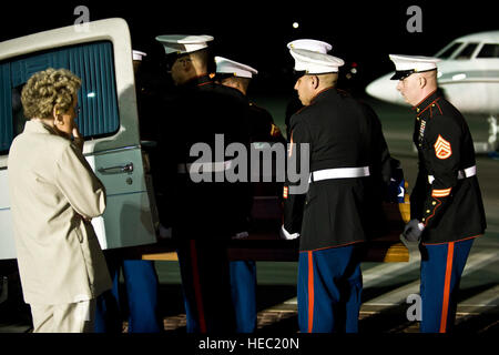 Ein Marinekorps Waffen Platoon lädt CPL. Jon-Luke Bateman Sarg in einem Leichenwagen während seiner würdigen Ankunft 25. Januar 2012, auf der Flightline auf Nellis Air Force Base, Nevada Bateman, 22 von Pahrump, Nevada, ein Infanterist, 2. Bataillon, 4. Marinen, 1. Marineabteilung, Camp Pendleton, Kalifornien zugewiesen wurde Er wurde getötet, während seiner Tätigkeit seine zweite Kampfeinsatz. Stockfoto