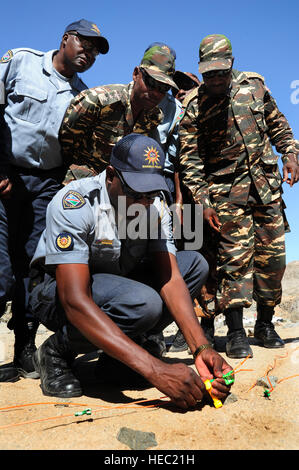 110427-F-XM360-104 ARANDIS, Namibia (27. April 2011) - namibischen Polizei Explosive Control Unit Warrant Officer Tauno H. Nghiyoonanye bereitet elektrische Zündung Schaltungen 27 April in der praktischen Anwendungsphase der Abriss Einweihungsverfahren in Namibia. Der US-Navy Explosive Ordnance Mobile Abfallbehälter 11 (EODMU-11) von kombiniert Joint Task Force-Horn von Afrika ist eine Partnerschaft mit dem Namibian Verteidigung-Kräfte-EOD und Polizei Sprengstoff Steuereinheit zur Unterstützung der Humanitarian Mine Action Programm, um Vertrautheit mit International Mine Action Standards zu bieten. (US Air Stockfoto