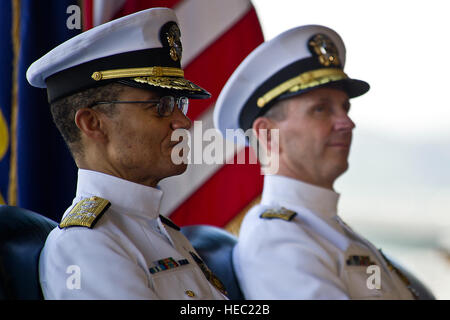 U.S. Navy Admiral Cecil D. Haney (links), eingehende Kommandeur der US-Pazifikflotte und U.S. Marine Admiral Jonathan W. Greenert, Chief of Naval Operations, hören wie Marine Admiral Patrick Walsh (nicht abgebildet), ausgehende US Pacific Fleet Commander, eine Rede während der US-Pazifikflotte Änderung der Befehl Zeremonie am gemeinsamen Basis Pearl Harbor-Hickam 20. Januar 2012, in Honolulu auf Hawaii gibt. Stockfoto