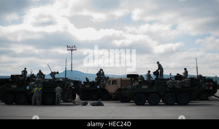 US-Soldaten zugewiesen Apache Truppe, 1. Staffel, 2. Kavallerie-Regiment Anpassung Ausrüstung auf Stryker gepanzerte Fahrzeuge während standhaft Javelin II auf Ramstein Air Base, Deutschland, 2. September 2014. Standhaft Javelin II ist eine NATO-geführten Übung, USA, NATO und internationalen Partner Kräfte für einheitliches Land Operationen vorbereitet. (US Air Force Foto von Senior Airman Damon Kasberg/freigegeben) Stockfoto