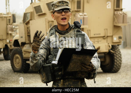 Sgt. Adam Decamp, gebürtig aus Hamden, Connecticut, Schriftsätze seiner Soldaten über die Mission vor ihrer Abreise Form der gemeinsamen Sicherheit Station Hurriyah One, Irak, am 28. September 2008. DeCamp ist Mitglied der 1. Zug, Alpha Company, 502. Infanterie-Regiment, 101st Airborne Division der irakischen Soldaten sind Mitglieder der Alpha Company, 1. Bataillon, 22. irakische Armee-Division. Stockfoto