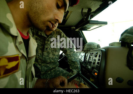 US Army Spc. Thomas Butler, US-Armee Soldaten, Alpha Company, 1. Brigade besondere Truppe Bataillon, 10th Mountain Division Fort-Trommel, N.Y., Mentor, Ohio stammende hilft einen irakischen Soldaten aus der 4. Division, dem Menschen die Steuerelemente, die den Arm eines Buffalo Modell Mine Resistant Ambush Protected Fahrzeugs während einer Route löschen natürlich 31. August 2008, bedienen k-1, Kirkuk Irak. (US Air Force Foto von Staff Sgt. Ave I. Pele-Sizelove/freigegeben) Stockfoto