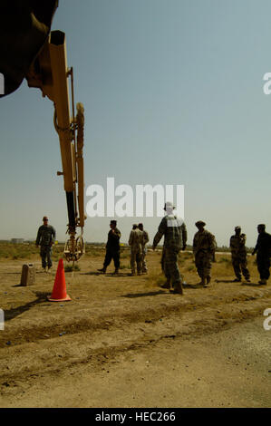 US-Soldaten, Alpha Company, 1. Brigade besondere Truppe Bataillon, 10th Mountain Division Fort-Trommel, N.Y., anweisen, irakische Soldaten aus der 4. Division, Kirkuk, wie um zu bedienen der Arm eines Büffels Modell mir beständig Hinterhalt geschützt Fahrzeug, 31. August 2008, k-1, Kirkuk, Irak. (US Air Force Foto von Staff Sgt. Ave I. Pele-Sizelove/freigegeben) Stockfoto