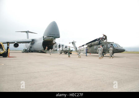 Soldaten und Piloten aus Joint Task Force-Bravo position hier einen UH-60 Black Hawk-Hubschrauber für die Verladung auf ein c-5 Galaxy aus der New York Air National Guard.  Ein Team von 19 Piloten und Soldaten und zwei Hubschrauber vom Joint Task Force-Bravo ging hier 5 November Überschrift für die Dominikanische Republik, mit Bemühungen um einen Aufschwung im Zuge der Tropensturm Noel zu unterstützen. Stockfoto