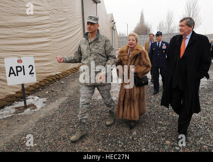 376th Air Expeditionary Wing stellvertretender Kommandant, Oberst Adam Dabrowski, verleiht US-Sonderbeauftragten für Afghanistan und Pakistan, Botschafter Richard Holbrooke und US-Botschafter Kirgisistans, Tatiana Gfoeller, eine Tour durch die vorübergehende Zelte am Transit Center Manas, Kirgisistan, 19 Februar. Während seines Aufenthalts im Transit Center Holbrooke getroffen und sprach mit Transit-Soldaten, Piloten und Marines. (Foto: Senior Airman Nichelle Anderson) Stockfoto