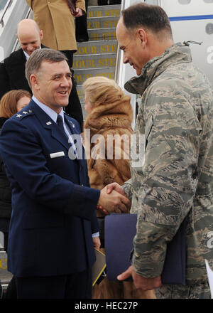 376th Air Expeditionary Wing stellvertretender Kommandant, Oberst Adam Dabrowski, grüßt Generalmajor Burton Feld, Senior Militärberater der US-Sonderbeauftragte für Afghanistan und Pakistan Botschafter Richard Holbrooke, nach ihrer Ankunft am Transit Center Manas, Kirgisistan, 19 Februar. (Foto: Senior Airman Nichelle Anderson) Stockfoto