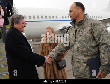 376th Air Expeditionary Wing stellvertretender Kommandant, Oberst Adam Dabrowski, grüßt US-Sonderbeauftragten für Afghanistan und Pakistan, Botschafter Richard Holbrooke, nach seiner Ankunft am Transit Center Manas, Kirgisistan, 19 Februar. Während seines Aufenthalts im Transit Center Holbrooke getroffen und sprach mit Transit-Soldaten, Piloten und Marines. (Foto: Senior Airman Nichelle Anderson) Stockfoto