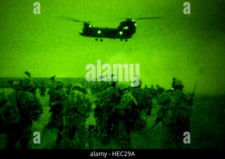 US-Armeesoldaten von Alpha Company, 2. Bataillon, 22. Infanterie-Regiment, 10th Mountain Division und 1. Staffel, 71. Kavallerie-Regiment, 10th Mountain Division bereiten Sie auf ein CH-47 Chinook für einen Kordon laden und Suche Mission in Provinz Dorf Uch Tapa, Forward Operating Base Bernstein, Kirkuk, Irak, 30. Dezember 2007. (US Air Force Photo/Staff Sgt Samuel Bendet) Stockfoto