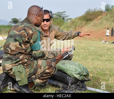 US Marine Corps SGT Joseph Carpio, speziellen Zweck Marine Air-Ground Task Force 1312, Trainer ein Uganda People Defense Force Soldat auf grundlegende Treffsicherheit Praktiken 7. März 2013, in militärische Ausbildungsstätte Singo, nördlich von Kampala, Uganda. Die Soldaten, die Teilnahme an der Schulung bereiten sich auf einen möglichen Einsatz in Somalia, wo andere UPDF Soldaten kämpfen derzeit Terrorgruppen wollen strategische Boden am Horn von Afrika zu gewinnen. (Foto: U.S. Air Force Tech Sgt. Kelly White) Stockfoto