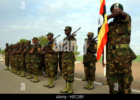 Dschibuti (29. November 2009) – Soldaten der Verteidigungskräfte Uganda Völker stand in der Formation als Multi-National, östlichen African Standby Force Field Trainingsübung beginnt 29. November 2009 mit einer feierlichen Eröffnung in Dschibuti. Diese Zeremonie ist Teil eines UN-gestützte Übung für den Ländern des östlichen Afrika Brigade Koordinationsmechanismus und umfasst vier Tage Training und einen letzten Tag für eine Abschlussfeier. Zehn afrikanische Nationen nahmen an der multi-dimensionalen EASF FTX, die entworfen, um ihre ersten operativen Fähigkeiten zu testen. (US Air Force p Stockfoto