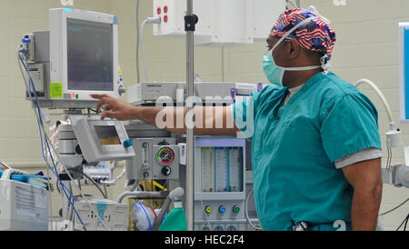 Generalmajor James Goode, 779th Medical Group Oberschwester Anästhesist bereitet für eine Narkose Simulationsübung 12. Februar 2013, auf gemeinsame Basis Andrews, MD. Wounded Service-Mitglieder aus nach unten als auch aktiven Dienst, Wache, Reserve, Rentner und Angehörigen in die NCR Rücktritt sind Patienten mit einem Antiaircraft. (Foto der US Air Force / Flieger 1. Klasse Erin O'Shea) Stockfoto