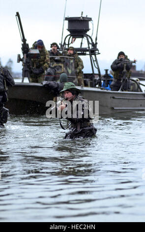010324-F-1129S-004nSAN DIEGO, Kalifornien (24. März 2001)--Maschinist Mate 1. Klasse Bob Howell Mitglied von Navy Seal Team 5, San Diego, Kalifornien, bietet Deckung für Teammitglieder als Mitglieder von Marine Boot Einheit 22 Spezialdetachement nSacramento, Calif., Extrakt das Team während einer Übung am nördlichen Rand 2001 durchgeführt. US Air Force Photo by Technical Sergeant Brian Snyder. (Freigegeben) n Stockfoto