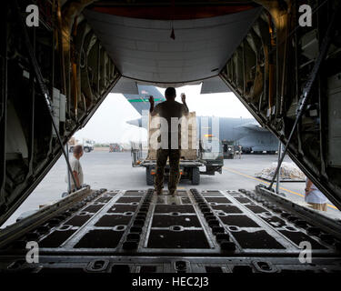 Senior Airman Dan Cabanas, 75. Expeditionary Airlift Squadron, leitet die Bewegung der Ladung auf die C-130J, 11. Juni 2014 am Camp Lemonier, Dschibuti. Die C-130J-Crew war Transport von Personal und Ausrüstung zur Unterstützung kombiniert Joint Task Force-Horn Afrikas Mission der Stabilisierung und Stärkung der Sicherheit in Ostafrika. (Foto: U.S. Air Force Staff Sgt Leslie Keopka) Stockfoto