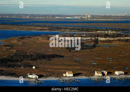 Eine Luftaufnahme von Sturmschäden entlang der Küste von New York aus einem Georgien Army National Guard CH-47 Chinook Schwerlast-Hubschrauber während des Fluges von Joint Base McGuire-Dix-Lakehurst, NJ, 3. November 2012.  Der UH-60 Blackhawk erhält an der North Carolina Army National Guard. (US Air Force Foto von techn. Sgt. Parker Gyokeres/freigegeben) Stockfoto