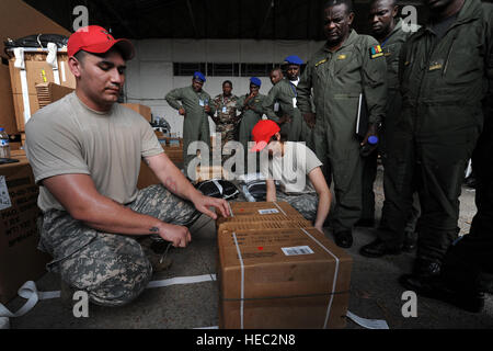 US Armee Sgt. Jazmani Medina, ein Fallschirm Rigger zugewiesen 5. Quartiermeister Bataillon ablösen, Kaiserslautern, Deutschland, veranschaulicht, wie Low Cost Low-Höhenluft Drop Bündel zu bauen, wie Kamerun Air Force Personal während zentrale Accord 2013 bei der Air Force Base in Douala, Douala, Kamerun, 22. Februar 2013 aussehen auf. Medina partizipiert an zentralen Accord 2013, eine gemeinsame Übung in die USA, Kamerun und benachbarten zentralen afrikanischen Militaries Partner zur Förderung regionaler Zusammenarbeit und Antenne Nachschub und medizinische Bereitschaft Kapazität erhöhen. (Foto: Master Sergeant MSgt Stan Stockfoto