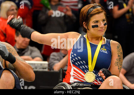 160511-F-WU507-108: Air Force Staff Sgt Sebastiana Lopez-Arellano, Team USA erstreckt sich und lächelt nach US-Vizepräsident Joe Biden ihr ein goldenes Metall präsentiert für den Sieg der USA gegen Dänemark Rollstuhl Basketball gold Metall match bei den Spielen 2016 Invictus, bei den ESPN Wide World of Sports Komplex im Walt Disney World, Orlando, Florida, 11. Mai 2016. Die USA schlagen Dänemark 28-19, und nahm Gold; Dänemark holte Silber und Bronze ging an Großbritannien, die Australien 47-4 schlagen. (US Air Force Foto von Senior Master Sergeant Kevin Wallace/freigegeben) Stockfoto