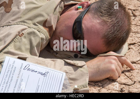 [120925-F-VS255-075] GRAND BARA Wüste, Dschibuti (25. September 2012) - ein Service-Mitglied füllt die Rolle eines verstorbenen Opfers während Mass Casualty Übung 12-1, die in der Grand Bara Wüste, Dschibuti, am 25. September 2012 begonnen. Die Übung folgte eine fiktive Geschichte, aber für die Beschäftigung von realen Vermögenswerte genannt. Während französische und amerikanische Truppen häufig kombinierte Schulungen durchzuführen, war dies die erste Übung dieser Art zwischen den beiden Nationen in Dschibuti.  Die US-Streitkräfte beteiligt sind, kombiniert Joint Task Force - Horn von Afrika oder CJTF-HOA zugeordnet. CJTF-HOA arbeitet mit coaliti Stockfoto