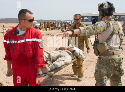 [120925-F-VS255-402] GRAND BARA Wüste, Dschibuti (25. September 2012) - französische und amerikanische Militärangehörige zusammenarbeiten, um verletzte Übung Teilnehmer aus der Mass Casualty Übung 12-1 Crash-Bereich im Grand Bara Wüste, Djibouti, 25. September 2012 deutlich. Die Übung folgte eine fiktive Geschichte, aber für die Beschäftigung von realen Vermögenswerte genannt. Während französische und amerikanische Truppen häufig kombinierte Schulungen durchzuführen, war dies die erste Übung dieser Art zwischen den beiden Nationen in Dschibuti.  Die US-Streitkräfte beteiligt sind, kombiniert Joint Task Force - Horn von Afrika oder CJTF-H zugeordnet. Stockfoto