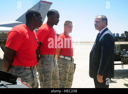 Seine königliche Hoheit Prinz Feisal bin al-Hussein von Jordanien grüßt US Air Force Piloten 1. Klasse Travis Campbell und Keith Enty und Staff Sgt Anthony Padilla, während Übung eifrig Tiger 11. Mai 2014, auf einem Militärflugplatz in Nordjordanien. Das Trio der Waffen-Lader aus der 13. Jagdstaffel in Misawa Air Base, Japan, hatte gerade die Teilnahme an einem Wettbewerb laden gegen die Royal Jordanian Air Force. Campbell stammt aus Pasadena, MD.; Enty aus Lancaster, Pennsylvania; und Peters von Naranjito, Puerto Rico. (US Air Force Foto von Staff Sgt. Brigitte N. Brantley/freigegeben) Stockfoto