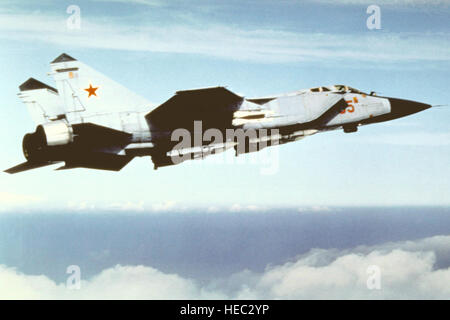 Eine Luft/Luft-Seitenansicht rechts von einem sowjetischen MiG-31 Foxhound-Flugzeugen. Stockfoto