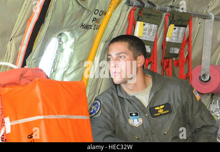 Tyler Troesch, U.S. Air Force Academy Kadett, schaut aus dem Fenster des US-KC-135R Stratotanker während eines Fluges nach Ohio.  Das Flugzeug war, zwei f-16 Kämpfer Falken aus der 180. Kämpfer-Flügel als Teil einer lokalen Ausbildung Sortie tanken auf dem Weg.  (US Air Force Foto/Staff Sgt. Maria Bowman) Stockfoto