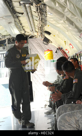 Ersten Lt. James Quon, Passagier-Monitor, Hand, Ohr-Stecker auf dem US-KC-135R Stratotanker vor Juli 25 Take-off.  Die persönliche Schutzausrüstung schützt Passagiers Verhandlung gegen laute Geräusche während des Fluges.  Das Flugzeug war, zwei f-16 Kämpfer Falken aus der 180. Kämpfer-Flügel als Teil einer lokalen Ausbildung Sortie tanken auf dem Weg.  (US Air Force Foto/Staff Sgt. Maria Bowman) Stockfoto