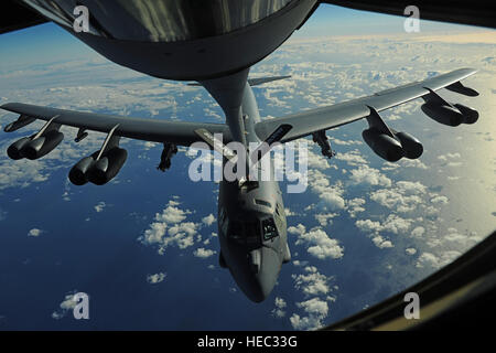 Eine Boeing KC-135 Stratotanker, 465th Air Refueling Squadron zugewiesen tankt ein b-52 Stratofortress, die Buccaneers in der 20. Expeditionary Bomb Squadron während einen Ausfall Rand des Pazifik 2010 Unterstützung zugewiesen. RIMPAC ist eine Biennale, multinationale Übung entwickelt, um regionale Partnerschaften stärken und die multinationale Interoperabilität verbessert. (Foto: U.S. Air Force Tech Sgt. Jacob N. Bailey) Stockfoto