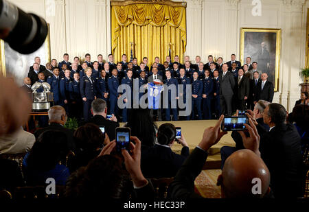 Präsident Barack Obama nimmt ein Fußball-Trikot und Ball von der U.S. Air Force Academy-Fußball-Nationalmannschaft im Rahmen einer Zeremonie in ihrer Ehre für das Sammeln der Oberbefehlshaber Trophy im East Room des weißen Hauses, 7. Mai 2015. Mit dem Team waren Generalleutnant Michelle D. Johnson, Superintendent, U.S. Air Force Academy und Luftwaffe Stabschef General Mark A. Welsh III. (U.S. Air Force Photo/Scott M. Ash) Stockfoto