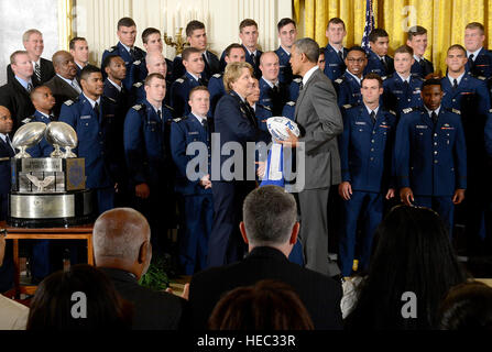 Präsident Barack Obama gratuliert Generalleutnant Michelle D. Johnson, Superintendent, US Air Force Academy, nachdem er die Akademie-Fußball-Nationalmannschaft mit der Oberbefehlshaber Trophäe im East Room des weißen Hauses, 7. Mai 2015 vorgestellt. (U.S. Air Force Photo/Scott M. Ash) Stockfoto