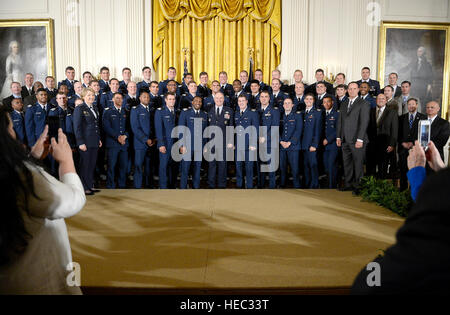 Air Force Chief Of Staff General Mark A. Welsh III, Center, Stände mit Generalleutnant Michelle D. Johnson, Superintendent, U.S. Air Force Academy und Akademie Kopf Fußballtrainer Troy Calhoun, das Team ab der Trophée Oberbefehlshaber von Präsident Barack Obama im Weißen Haus, 7. Mai 2015. (U.S. Air Force Photo/Scott M. Ash) Stockfoto