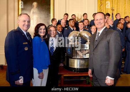 Air Force Chief Of Staff General Mark A. Welsh III, seine Frau, Betty, James Nolton, der U.S. Air Force Academy-Leichtathletik-Direktor und Troy Calhoun, der Akademie Kopf Fußballtrainer, Pose mit dem Oberbefehlshaber-Pokal verdient durch die Akademie-Fußball-Nationalmannschaft nach einer Zeremonie im Weißen Haus, 5. Mai 2015. (U.S. Air Force Photo/Scott M. Ash) Stockfoto