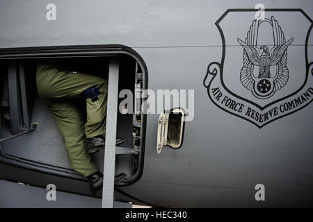 Air Force Captain Clayton Adams, KC-135 Stratotanker Pilot, der 465th Air Refueling Squadron zugewiesen klettert eine Besatzung Eingangstür vor einen Ausfall am Rand der pazifischen 2010 Übungen zu unterstützen. RIMPAC ist eine Biennale, multinationalen Übung zur Stärkung der regionalen Partnerschaften und Verbesserung der Interoperabilität. (Foto: U.S. Air Force Tech Sgt. Jacob N. Bailey) Stockfoto