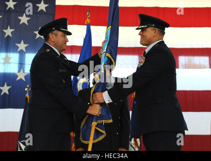 General Philip M. Breedlove, Kommandeur des US European Command und Supreme Allied Commander Europe, gibt General Frank Gorenc den Befehl der Allied Air Command während eine Übernahme der Befehl Zeremonie auf Ramstein Air Base, Deutschland, 2. August 2013. (U.S. Air Force Photo/Flieger 1. Klasse Holly Mansfield) Stockfoto