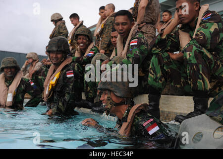 Marine Corps Base Hawaii, Kaneohe Bay - ein 3. Bataillon, 1. Division indonesische Marine lacht nach dem Aufstehen aus dem Wasser nach seiner Flucht einen Unterwasser-Container im seichten Wasser Egress Ausbildung bei der Marine Corps Base Hawaii (MCBH), Kaneohe Bay auf Hawaii am 2. Juli zur Unterstützung der Rand des Pazifik (RIMPAC) Übung in Hawaii, der läuft bis zum Aug. 1 und besteht aus 14 Nationen , 32 Schiffe, fünf u-Boote, mehr als 170 Flugzeuge und 20.000 Mitarbeiter. RIMPAC in seiner 22. Jahr ist eine Biennale Übung, die Interoperabilität aller Partner Nationen als ein zentrales Element der regionalen St betont Stockfoto