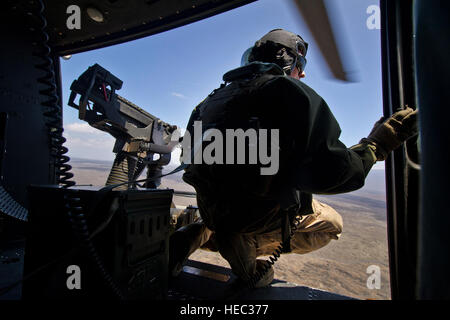 US Marine Corps CPL Nicholas Brazil, UH-1Y Venom, Flug Crewchief zugewiesen Marine Light Attack Helicopter Squadron 169 (HMLA-169) scannt das Gebiet für potenzielle Ziele 22. Juli 2012, während einer live-Feuer Kampftraining Mission über den Pohakuloa Trainingsbereich (PTA) Hawaii während der Rand des Pazifik (RIMPAC) Übung 2012. HMLA-169 gehört das Aviation combat Element Sonder-Marine-Luft-Boden-Task-Force drei. Zweiundzwanzig Nationen, mehr als 40 Schiffe und u-Boote, mehr als 200 Flugzeugen und 25.000 Mitarbeiter nehmen an RIMPAC Übung vom 29. Juni bis 3. August und Stockfoto