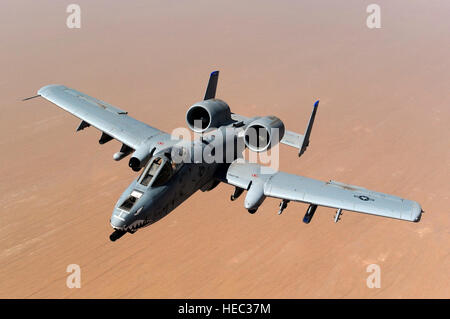 Eine a-10 Thunderbolt II, zugeordnet zum 74. Fighter Squadron, Moody Air Force Base, GA, kehrt zurück zur Mission nach Erhalt der Kraftstoff von einer KC-135 Stratotanker, 340. Expeditionary Air Refueling Squadron, der Himmel über Afghanistan zur Unterstützung der Operation Enduring Freedom, 8. Mai 2011. (U.S. Air Force Photo/Master Sergeant William Greer) Stockfoto