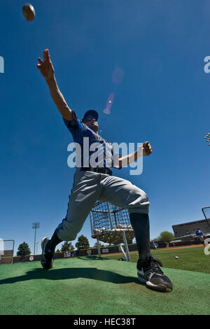 U.S. Air Force zog Major Mike Kazlausky, U.S. Air Force Academy "Falken" Head Coach, Stellplätze mit der Wimper Praxis vor einem Spiel gegen die University of Nevada, Las Vegas "Rebellen", 21. April 2012, Earl E. Wilson Stadium in Las Vegas, Nev. Kazlausky im Ruhestand mit dem Rang eines Majors nach 20 Jahren Verdienste bei der US Air Force. Stockfoto