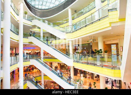 Menschen im Serdika Center in Sofia. Bulgarien Stockfoto