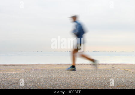 Nicht identifizierte Person Joggen am Ufer direkt am Meer Stockfoto