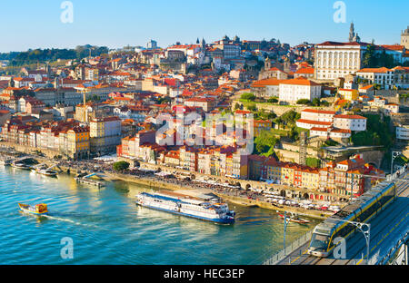 Altstadt von Porto Stadtbild in den hellen, sonnigen Tag. Portugal Stockfoto