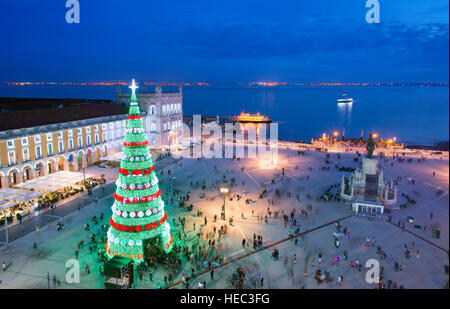 Weihnachtsbaum auf Commerce Quadrat in der Dämmerung in Lissabon, Portugal Stockfoto