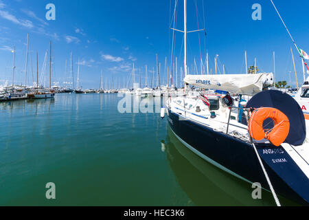 Segel- und Motorboote im Hafen verankert Stockfoto